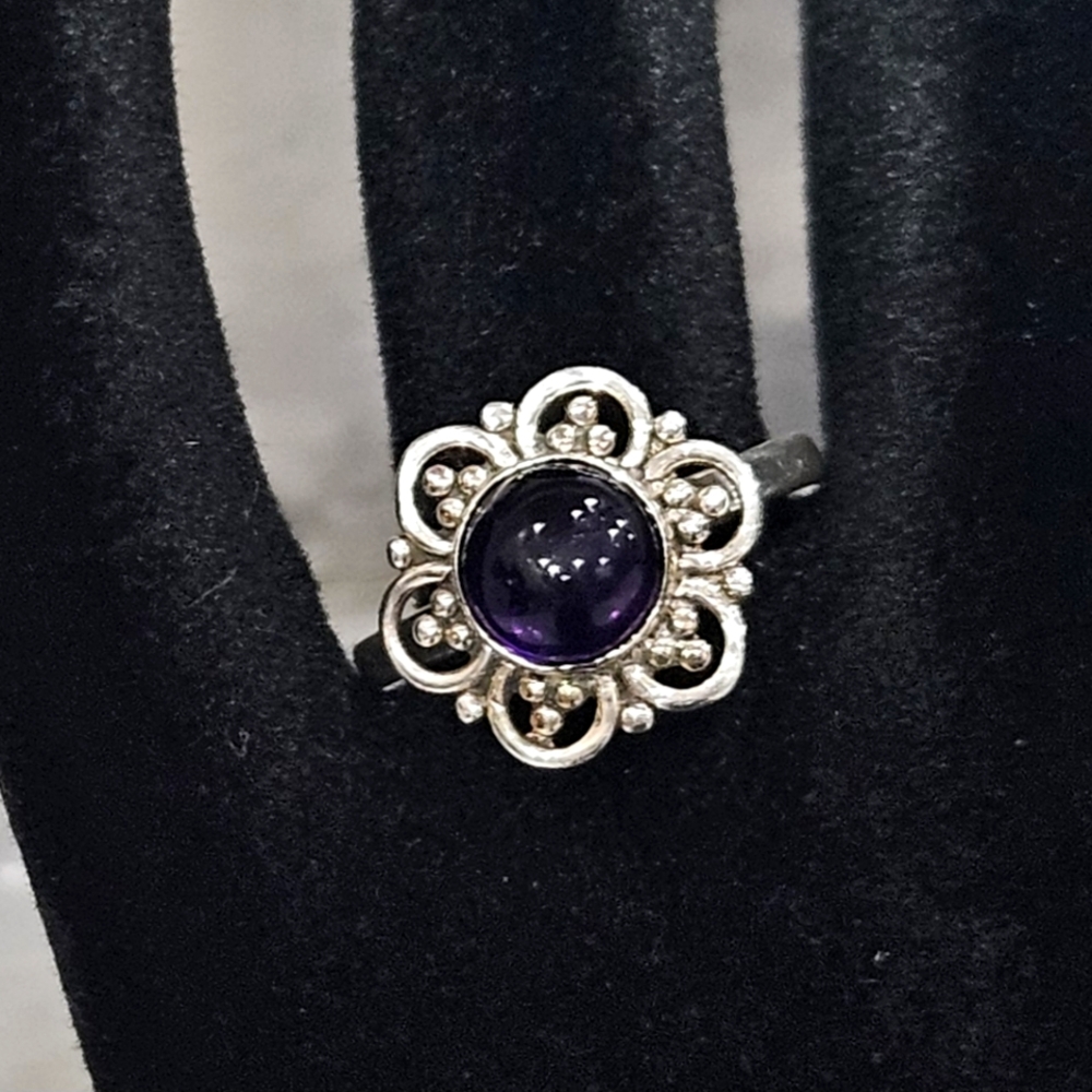 Ring sz 7 Amethyst. 925 Silver Flower Very Lovely